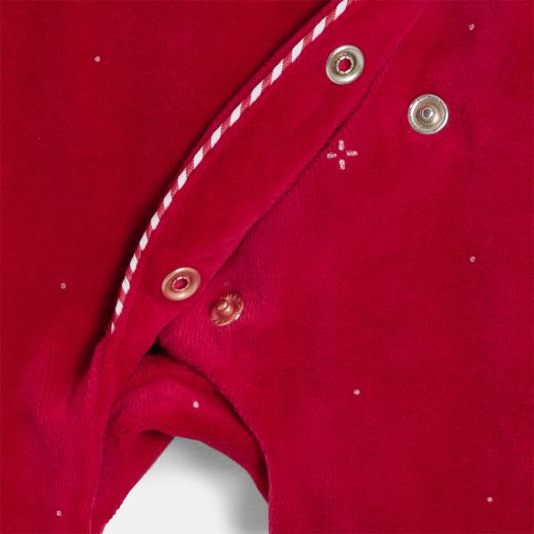 بيجاما مخملية حمراء اللون للبنت الرضيعة مرسوم عليها نجمة لامعة